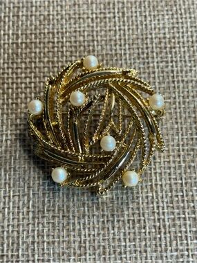 Vintage Textured Gold Tone Wreath Brooch with Faux Pearl Accents Swirl MCM